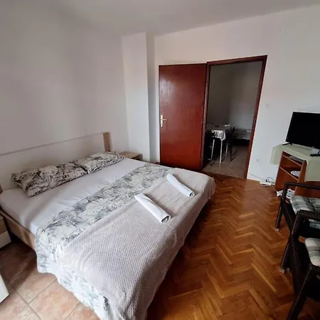 Esto - One Bedroom With Balcony 2