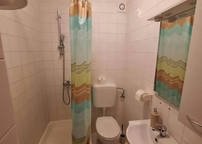 Esto - One Bedroom With Balcony 2 דירה